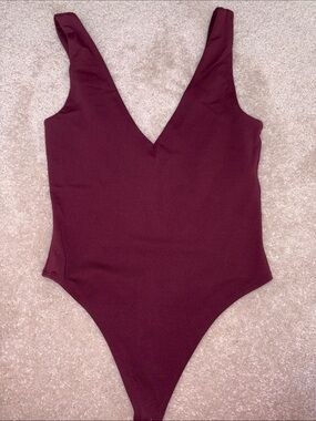 2/50$ Aritzia V-Neck Sleeveless Bodysuit in Deep Burgundy